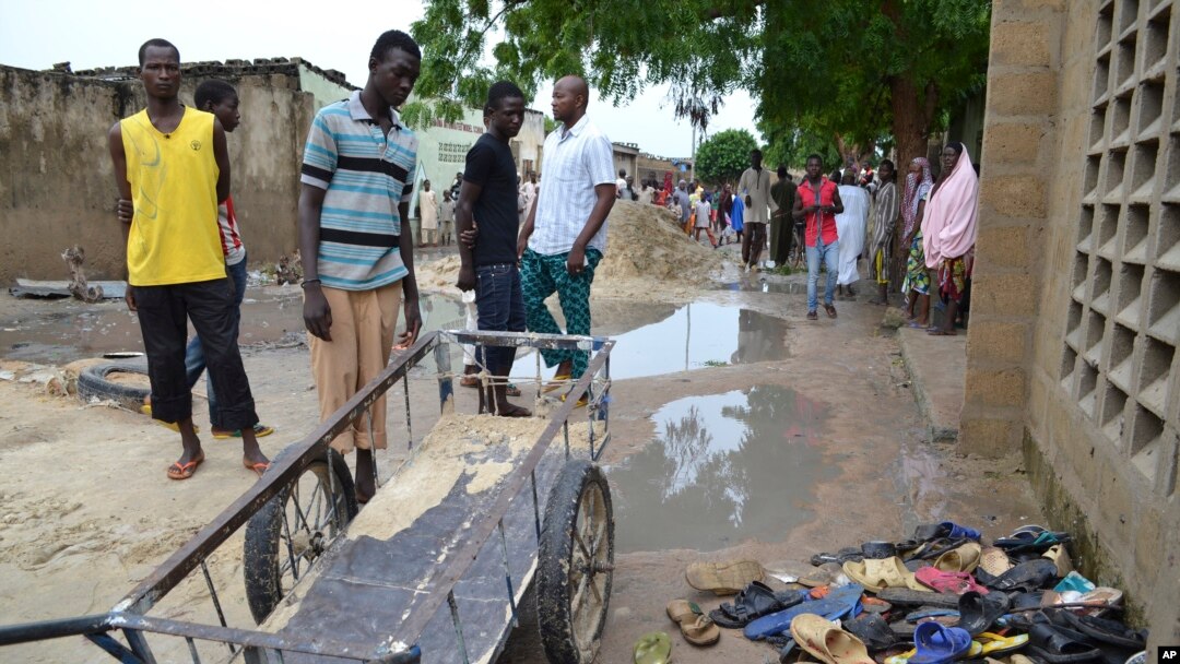 Warga berkumpul di sekitar lokasi ledakan di Maiduguri, Nigeria, Senin (21/9).