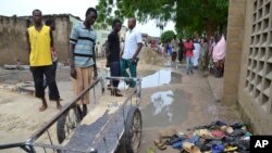 Warga berkumpul di sekitar lokasi ledakan di Maiduguri, Nigeria, Senin (21/9).