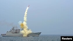 Un misil es lanzado desde el mar. Israel reconoció haber hecho lanzamientos de prueba en el Mar Mediterráneo.