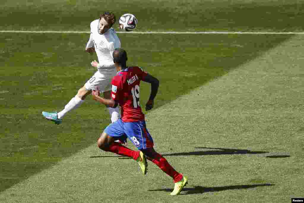 انگلینڈ کے لالنگا اور کوسٹآ ریکا کے ملر فٹ بال کیلیے ایک دوسرے کے مدّمقابل