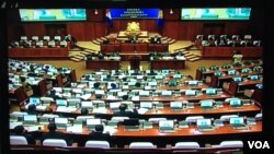 CPP party lawmakers voted to approve the drafts of the amended election laws at the National Assembly, Monday, October 16, 2017. (Kann Vicheika/VOA Khmer) 