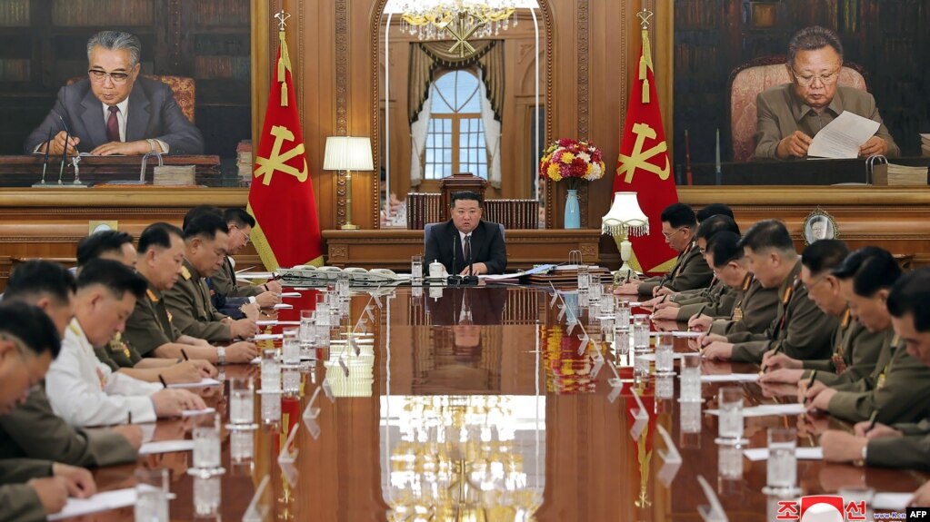 Lãnh tụ Triều Tiên Kim Jong Un chủ trì Hội nghị Quân ủy Trung ương 9/8/2023 (ảnh do KCNA công bố hôm 10/8).