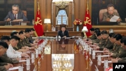 Lãnh tụ Triều Tiên Kim Jong Un chủ trì Hội nghị Quân ủy Trung ương 9/8/2023 (ảnh do KCNA công bố hôm 10/8).