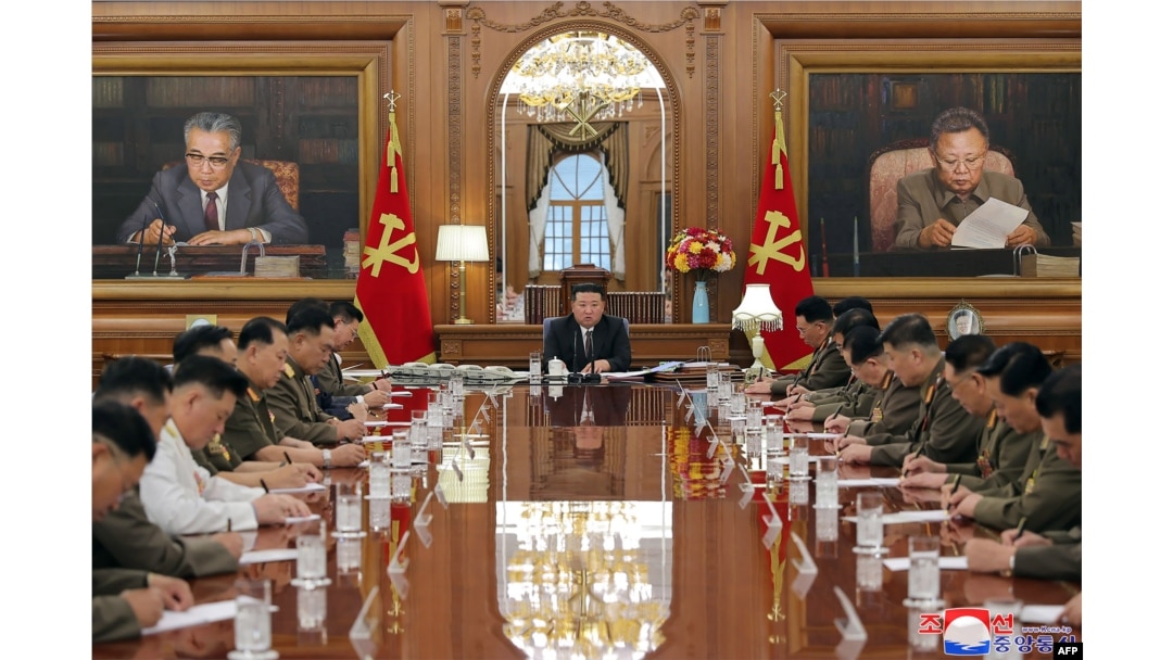 Pemimpin Korea Utara Kim Jong Un (tengah) memimpin sidang pleno Komisi Militer Pusat Partai Buruh Korea di Pyongyang. (Foto: KCNA VIA KNS/AFP)