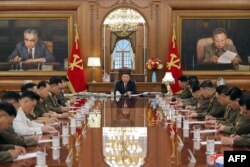 Pemimpin Korea Utara Kim Jong Un (tengah) memimpin sidang pleno Komisi Militer Pusat Partai Buruh Korea di Pyongyang. (Foto: KCNA VIA KNS/AFP)