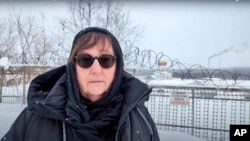 En esta imagen tomada del video proporcionado por el equipo Navalny el martes 20 de febrero de 2024, Lyudmila Navalnaya, la madre del líder de la oposición rusa Alexei Navalny, habla cerca de la colonia penitenciaria en la ciudad de Kharp, Rusia.