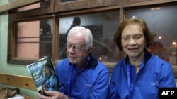 Perezida Jimmy Carter ari kumwe na madamu we Rosalynn Carter mu minsi yabo ya nyuma