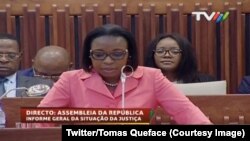 Une image de la télévision mozambicaine montre la magistrate Beatriz Buchili devant l’Assemblée nationale, Maputo, 18 avril 2017. (Twitter/Tomas Queface)