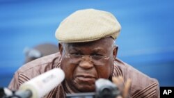 Opposition leader Etienne Tshisekedi speaks to the media as he and his entourage are blocked by police outside N'Djili airport in Democratic Republic of Congo's capital Kinshasa, November 26, 2011. (Reuters)