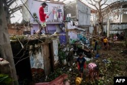 Residentes retiran los escombros dejados por el paso del huracán Otis en Puerto Marqués, estado de Guerrero, México, el 28 de octubre de 2023.