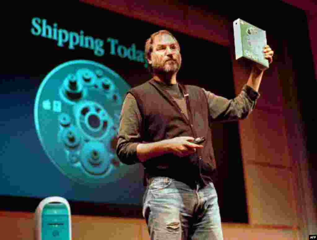 Steve Jobs, president dhe drejtor ekzekutiv i firmës Apple Computer, duke mbajtur në dorë programin e ri OS X gjatë një konference shtypi më 16 mars 1999, në Cupertino të Kalifornisë. (AP Photo/Ben Margot)