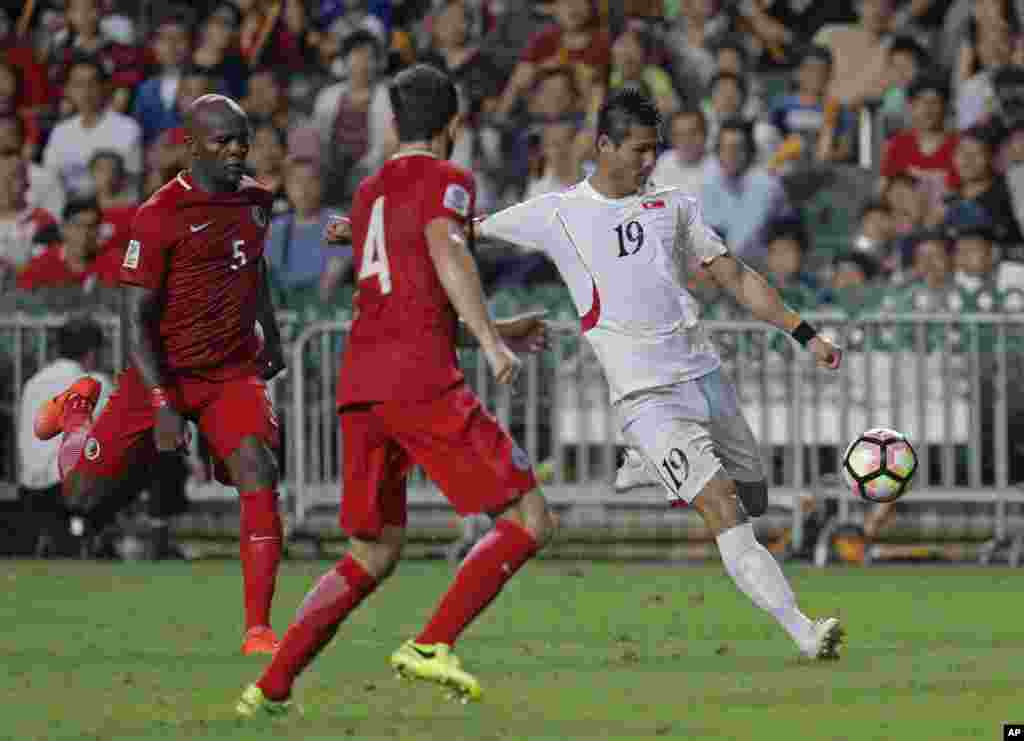 아시아축구연맹 주최 &#39;2019 아시안컵&#39; 예선 경기에서 북한의 박광용 선수가 홍콩 선수들을 제치고 슈팅을 하고 있다.