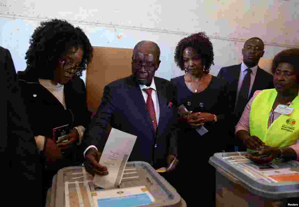 Rais wa zamani wwa Zimbabwe, Robert Mugabe akipiga kura katika uchaguzi mkuu Harare, Zimbabwe, Julai 30, 2018