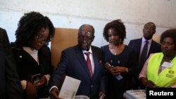 L'ancien président du Zimbabwe, Robert Mugabe, dépose son bulletin de vote aux élections générales à Harare, au Zimbabwe, le 30 juillet 2018.