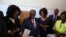 長期執政的津巴布韋非洲民族聯盟-愛國陣線（ZANU-PF）領導人穆加貝(中)星期一投票。