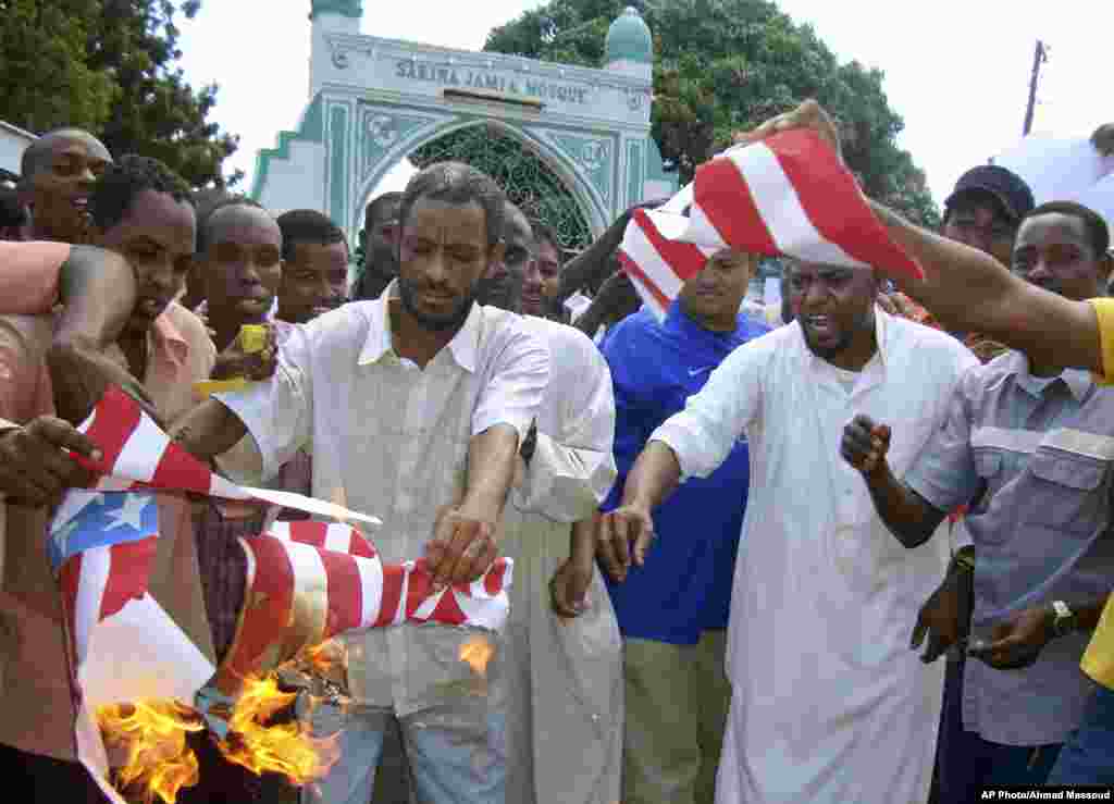 Sekelompok Muslim di Kenya membakar bendera AS setelah shalat Jumat di kota pelabuhan Mombasa (14/9). (AP)