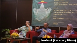 Dari kanan: Sinta Dewi Rosadi (Cyber Law Center, Fakultas Hukum Universitas Padjajaran), Heru Tjatur (kumparan.com), Rony Primanto (Kadin Kominfo DIY), dalam diskusi seputar registrasi nomor telepon seluler di Yogyakarta. (Foto: Nurhadi)