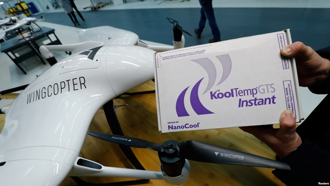 Drone produksi Wingcopter, dirancang untuk mendistribusikan pasokan medis seperti vaksin COVID-19, dipamerkan di Weiterstadt dekat Darmstadt, Jerman, 2 Februari 2021. (Foto: dok).