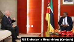 Embaixador Dennis W. Hearne e presidente Filipe Nyusi