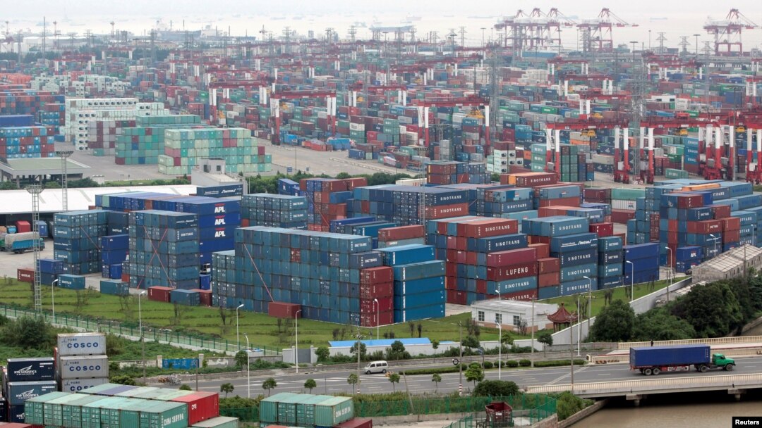 FOTO ARSIP: Pemandangan umum pelabuhan peti kemas di Shanghai, 11 Agustus 2009 (foto: Reuters/Aly Song/Foto Arsip)