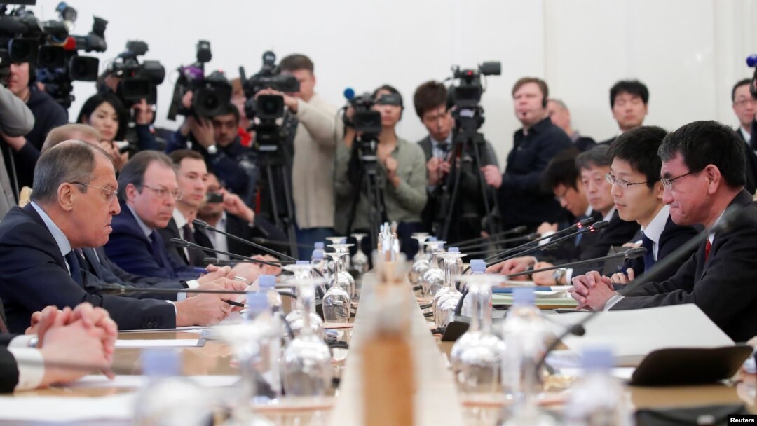 Ruski ministar spoljnih poslova Sergel Lavrov (levo) i njegov japanski kolega Taro Kono (desno) tokom sastanka u Moskvi, Rusija, 14. januara 2019.