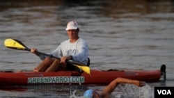 Diana Nyad abandonó su tercera travesía poco antes de cumplir las primeras 40 horas de las algo más de 60 horas que demandaría la maratón de natación.