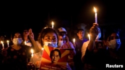 Para demonstran memegang lilin selama protes malam nasional menentang kudeta militer di Mandalay, Myanmar 12 Maret 2021. (Foto: Reuters)