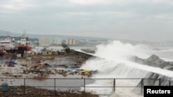 Gelombang besar menghantam dermaga di distrik Visakhapatnam, negara bagian Andhra Pradesh (2/10).