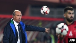 L'entraîneur-chef italien Gian Piero Ventura limogé après l'élimination surprise de la Nazionale dans la course au Mondial-2018 en novembre 2017.