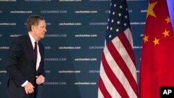 美国贸易代表莱特希泽（Robert Lighthizer）在华盛顿美国商会举办的第九届中国商务大会上发表演讲后离开舞台（2018年5月1日）。