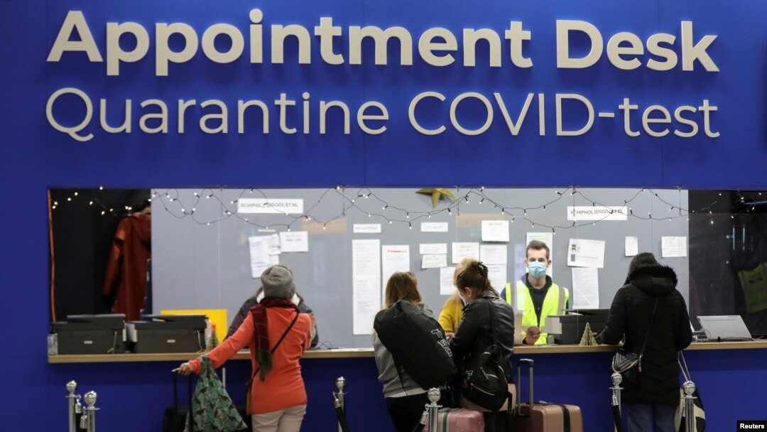 Chờ xét nghiệm COVID-19 tại sân bay Schiphol ở Hà Lan.