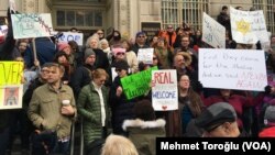 Ribuan demonstran berkumpul di dekat Gedung Putih di Washington DC hari Minggu (29/1), menentang larangan masuk Trump terhadap pengungsi.