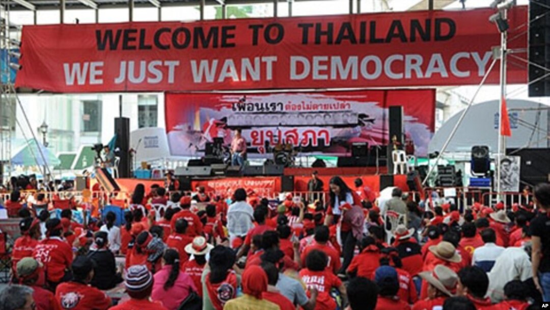 Red Shirt protesters listen to a speaker at the Ratchaprasong intersection during an ongoing rally in central Bangkok, 20 Apr 2010