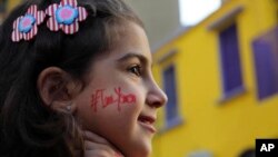 Jeune fille chiites lors d'une manifestation devant l'ambassade d'Arabie Saoudite à Beyrouth, Liban , 11 octobre 2016. 