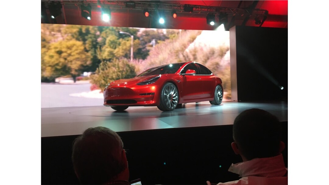 Tesla Modelo 3 sedán durante su lanzamiento en Hawthorne, California, 31 de marzo de 2016. Foto Reuters.