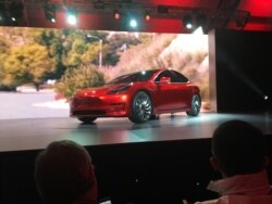Tesla Modelo 3 sedán durante su lanzamiento en Hawthorne, California, 31 de marzo de 2016. Foto Reuters.