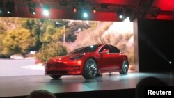 Un Tesla Modelo 3 en exhibición durante su lanzamiento en Hawthorne, California. 31-3-16. REUTERS/Joe White.