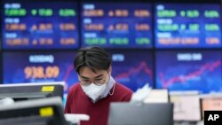 Seorang pedagang mata uang mengawasi monitor di ruang transaksi valuta asing kantor pusat Bank KEB Hana di Seoul, Korea Selatan, 20 Januari 2022. (Foto: AP)