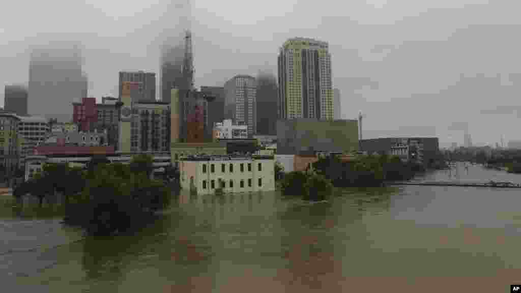 Le Buffalo Bayou, rivière qui traverse Houston, est en crue après le passage de la tempête Harvey, au Texas, le 28 août 2017.