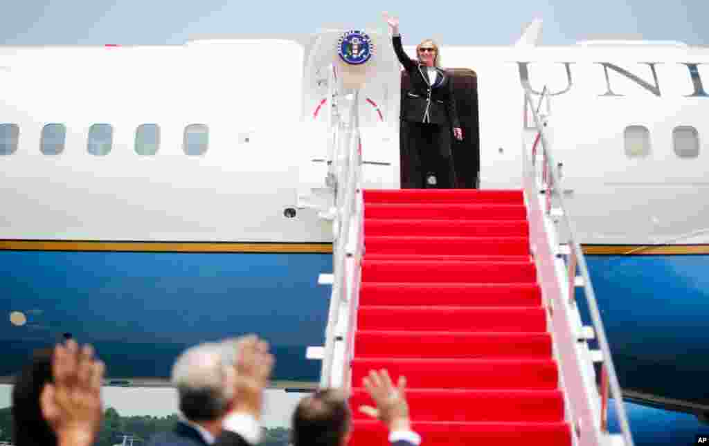 Clinton waves as she departs Halim Perdanakusuma International Airport in Jakarta, Indonesia, September 4, 2012.