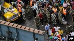 کولکتہ میں اوورپاس پل گرنے سے زخمی ہونے والے ایک شخص کو طبی امداد کے لیے لے جایا جا رہا ہے۔