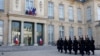 Garda Republik Prancis berjalan di halaman menjelang kedatangan para pemimpin Eropa untuk pertemuan mengenai Ukraina dan keamanan Eropa di Istana Elysee di Paris, Prancis, 17 Februari 2025. (Gonzalo Fuentes/REUTERS)