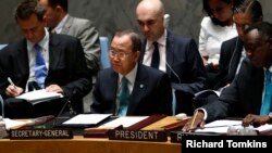 Ban Ki-moon (centro) asistió a la reunión de emergencia del Consejo de Seguridad sobre la crisis este jueves.
