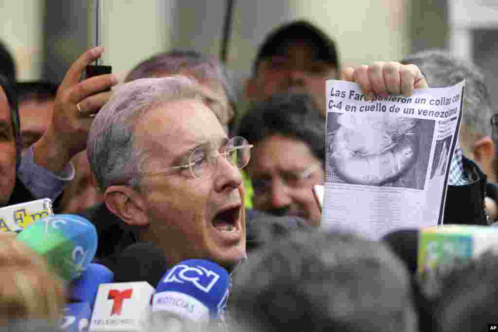 اما کم کم صدای مخالفان توافق در آمد. رهبر مخالفان توافق صلح دولت و فارک بر عهده آلوارو اوریبه، ۶۴ ساله رئیس جمهور سابق کلمبیا بر عهده دارد. او گفت دولت امتیازهای زیادی به فارک داده است.