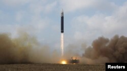북한이 김정은 국무위원장 현지지도 아래 신형대륙간탄도미사일 화성-17형을 시험발사했다며, 19일 사진을 공개했다.