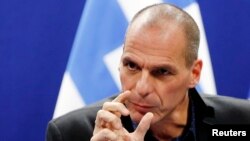 Menteri Keuangan Yunani Yanis Varoufakis berbicara kepada wartawan setelah pertemuan menteri keuangan zona Eropa di Brussels, Belgia (16/2). (Reuters/Francois Lenoir)