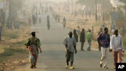 Des Congolais marchent dans une rue de Mbuji-Mayi, la ville où a été tué le journaliste, en RDC, le 30 juillet 2006.