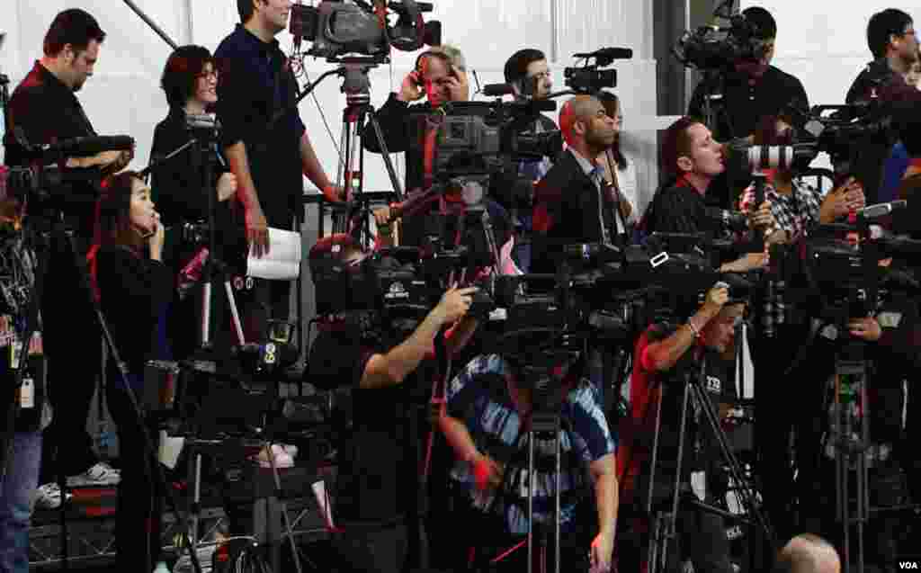 媒体争拍奋进号展览开张(美国之音包小祥拍摄)