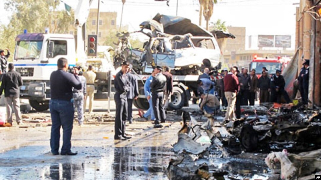 Hiện trường sau một vụ nổ bom xe ở trung tâm thị trấn Hilla, phía nam Baghdad, ngày 20/3/2012