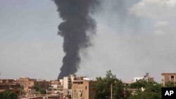 资料照：苏丹首都喀土穆上空2023年6月8日升起浓烟。几个月来苏丹军队和准军事快速支援部队之间的战斗仍在继续。在混战中，居民和当地医疗团体表示，首都街道上尸体腐烂。 （美联社图）